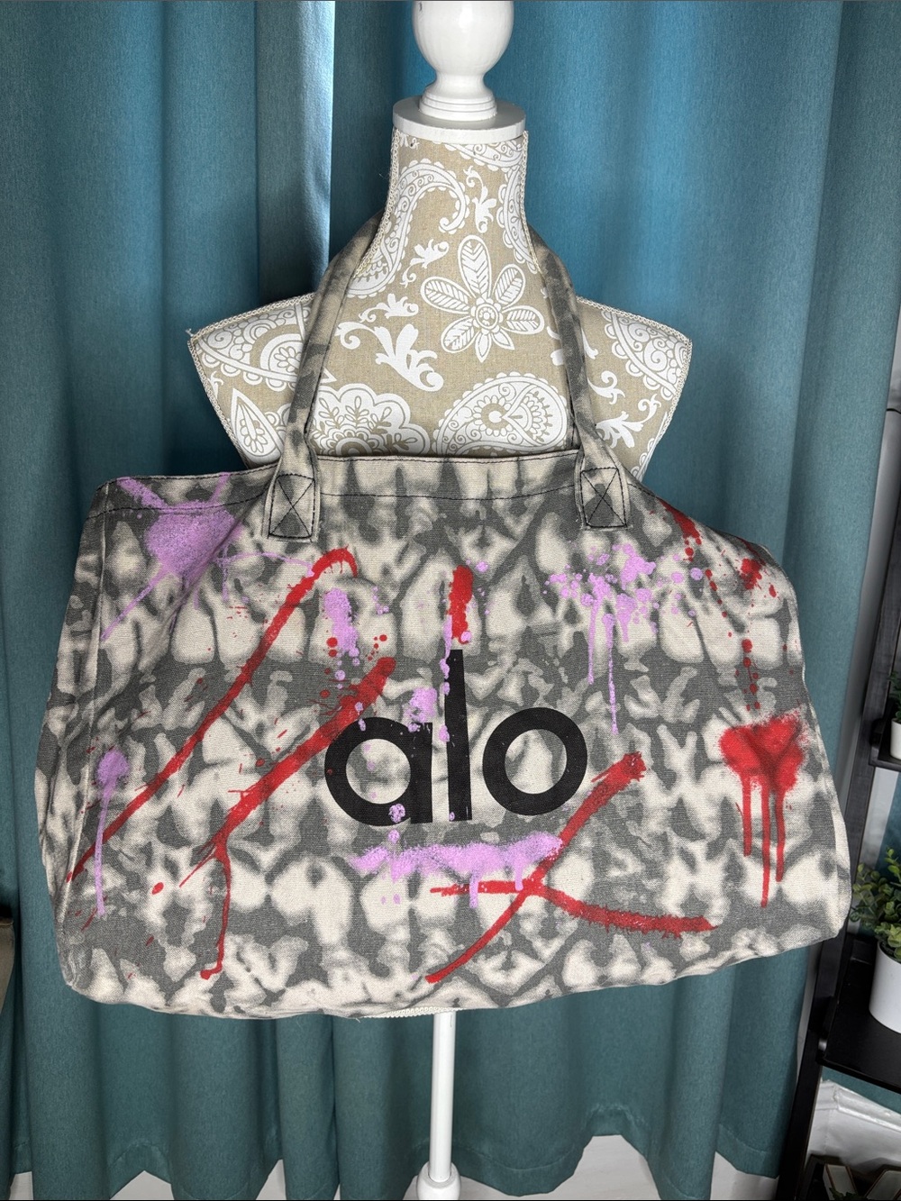 Alo Mindful Movement Limited Edition Grafitti Tote - Picture 2 of 2